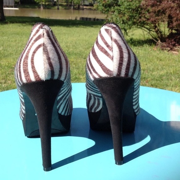 Zebra print platform pumps by Guess - Picture 5 of 8